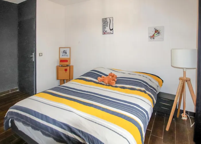 Amazing In Les Avignon Holiday home Villeneuve-les-Avignon