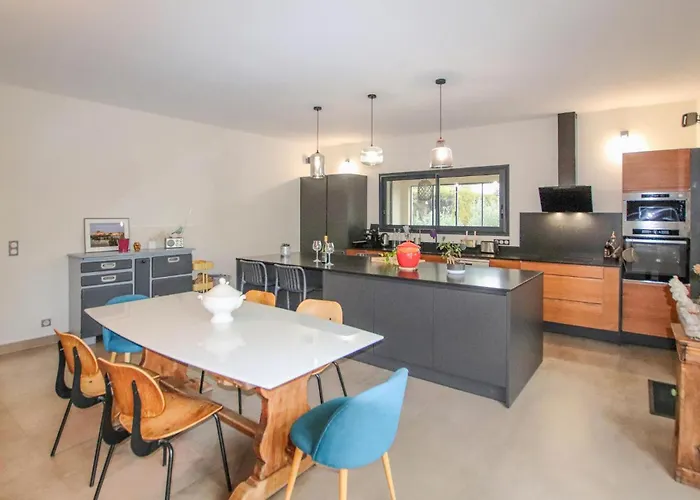 Amazing In Les Avignon Holiday home Villeneuve-les-Avignon